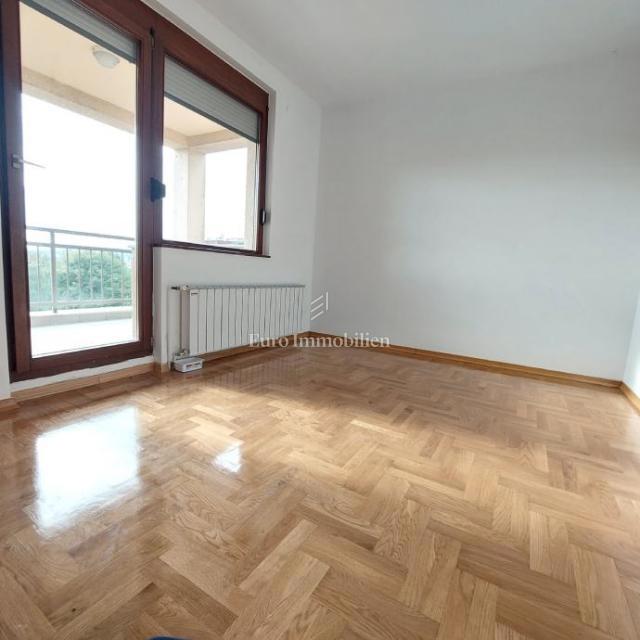 Donja Dubrava - prenovljeno stanovanje s parkiriščem