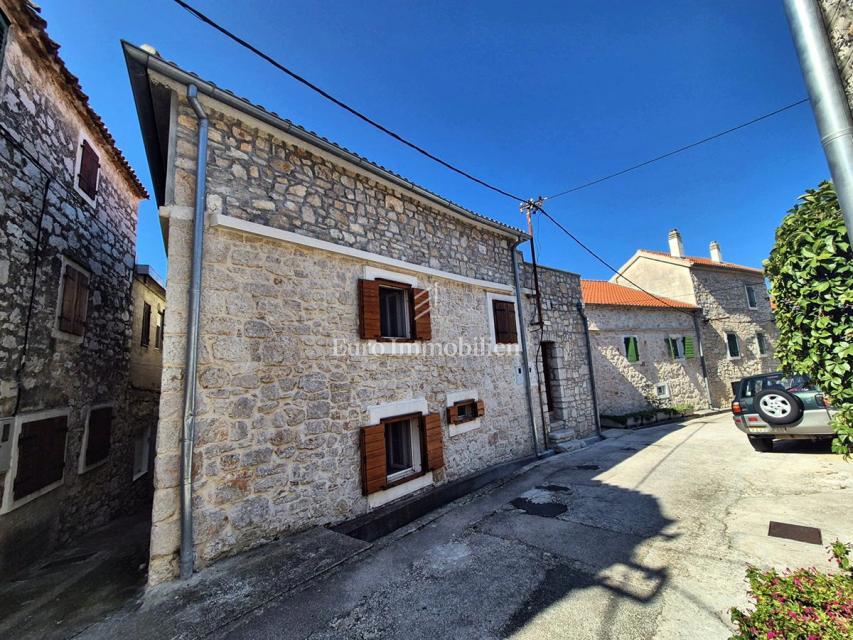 Murter - kamnita hiša s pogledom na morje