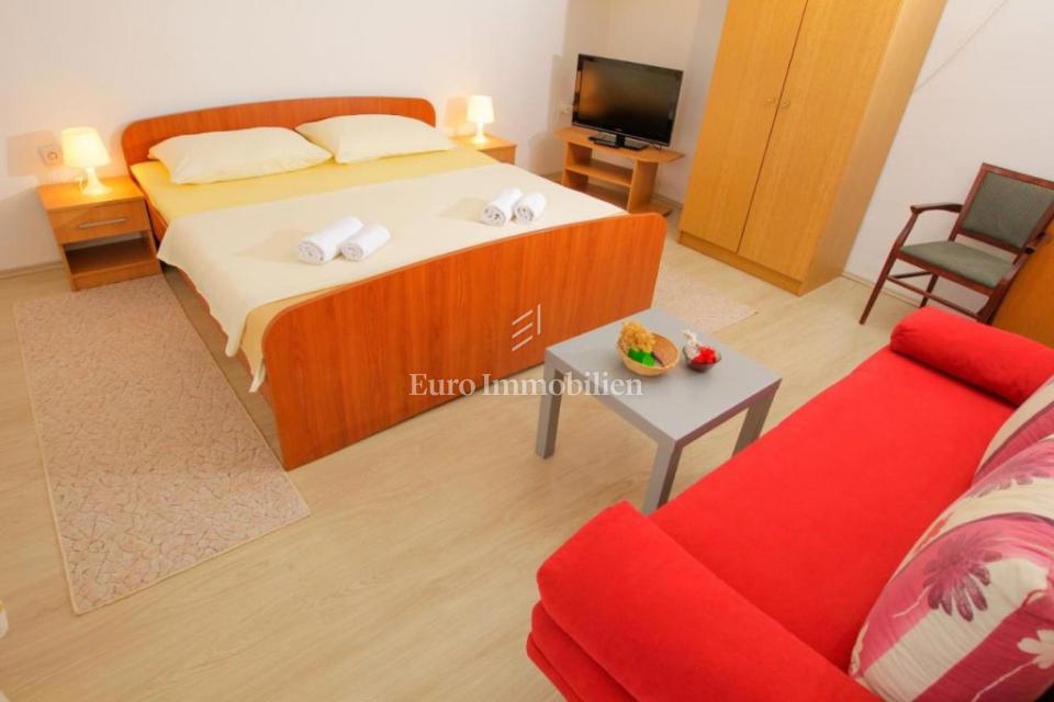 Pag - hiša s 6 apartmaji!