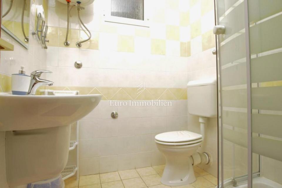 Pag - hiša s 6 apartmaji!