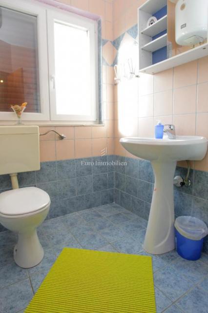 Pag - hiša s 6 apartmaji!
