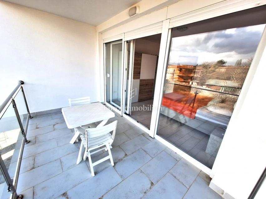 Apartma z bazenom na mirni lokaciji v bližini Malinske