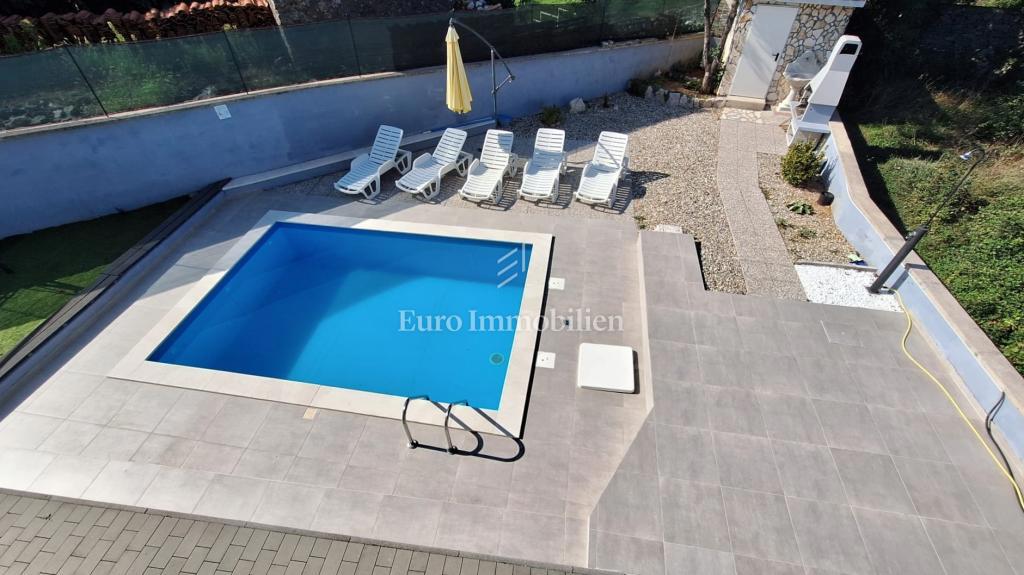 Apartma z bazenom na mirni lokaciji v bližini Malinske