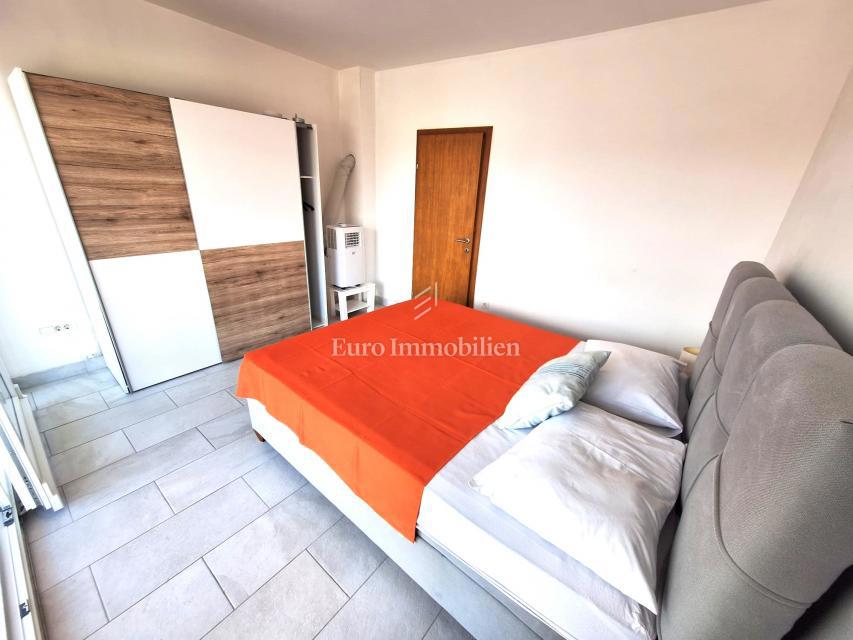 Apartma z bazenom na mirni lokaciji v bližini Malinske