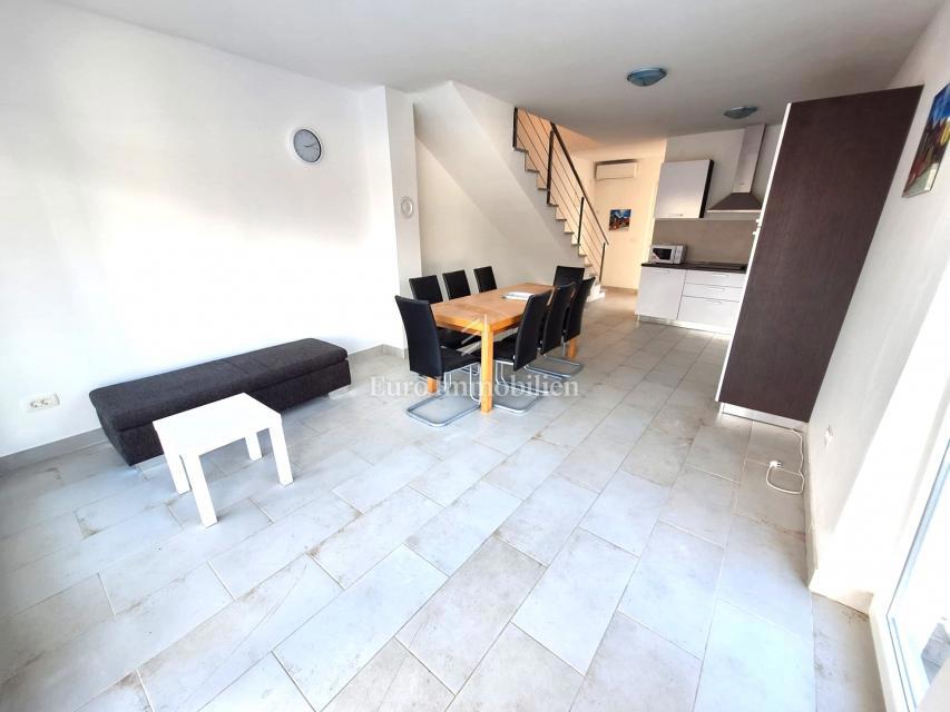Apartma z bazenom na mirni lokaciji v bližini Malinske