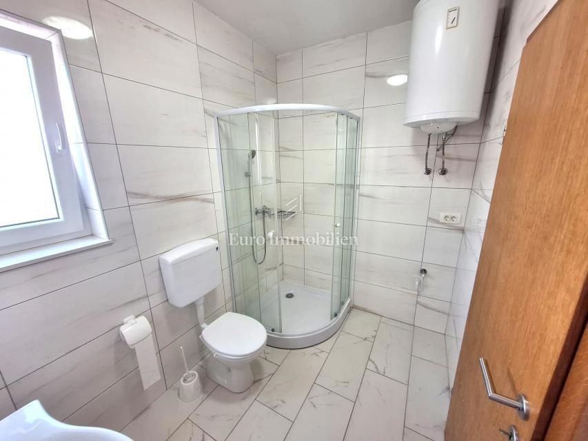 Apartma z bazenom na mirni lokaciji v bližini Malinske