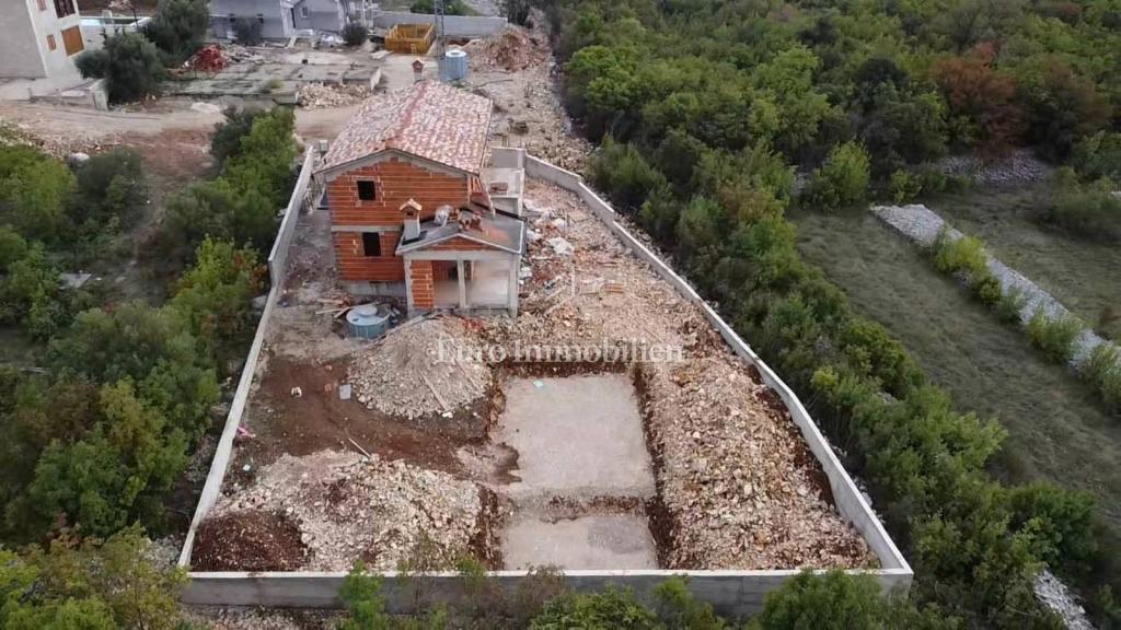 Labin - hiša v izgradnji z bazenom