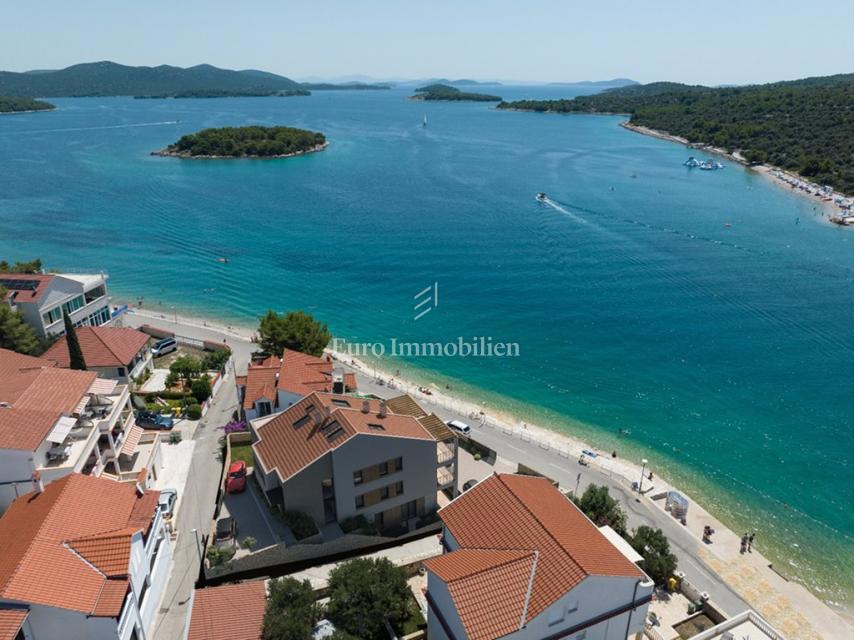 Jezera, Tisno - Stanovanje prva vrsta ob morju s pogledom na morje