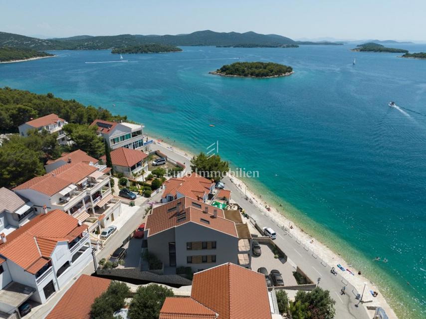 Jezera, Tisno - Stanovanje prva vrsta ob morju s pogledom na morje
