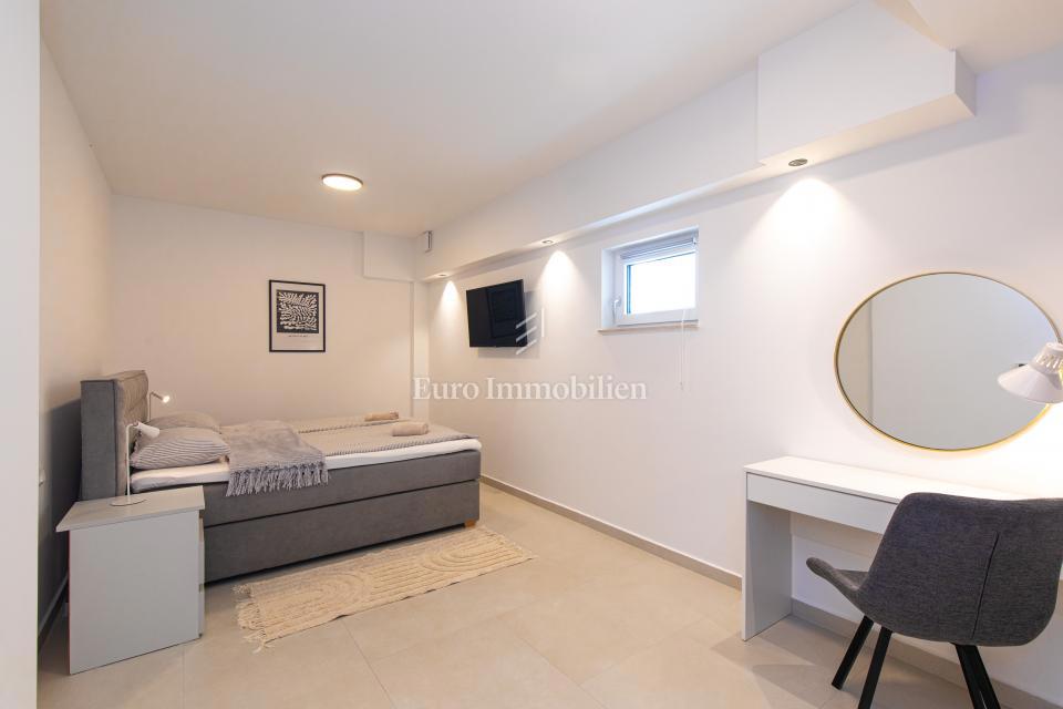 Apartma z bazenom in vrtom