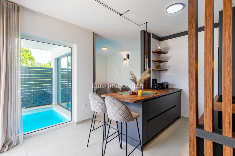 Apartma z bazenom in vrtom