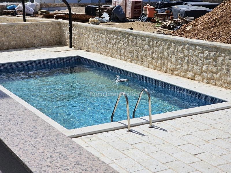 Novalja – Apartma v pritličju z vrtom in bazenom