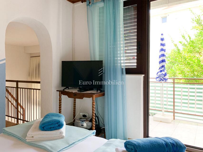 Živogošće - hiša s 7 apartmaji v bližini plaže