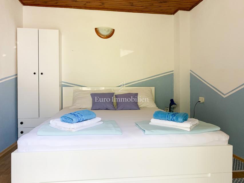 Živogošće - hiša s 7 apartmaji v bližini plaže