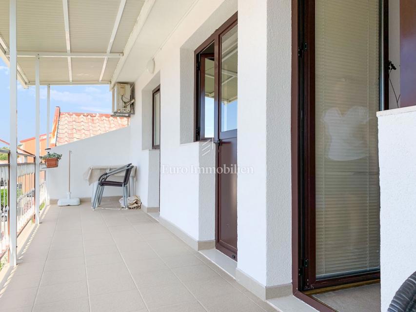 Živogošće - hiša s 7 apartmaji v bližini plaže