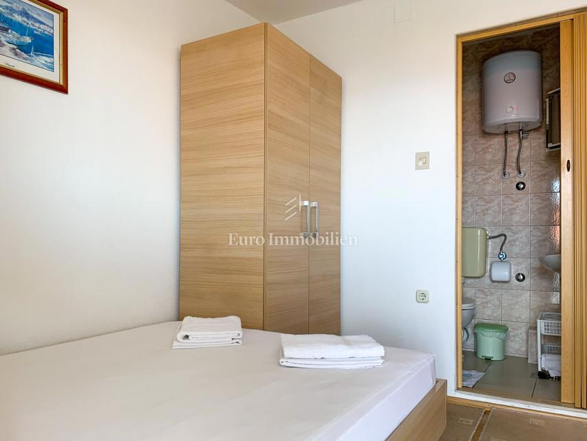 Živogošće - hiša s 7 apartmaji v bližini plaže