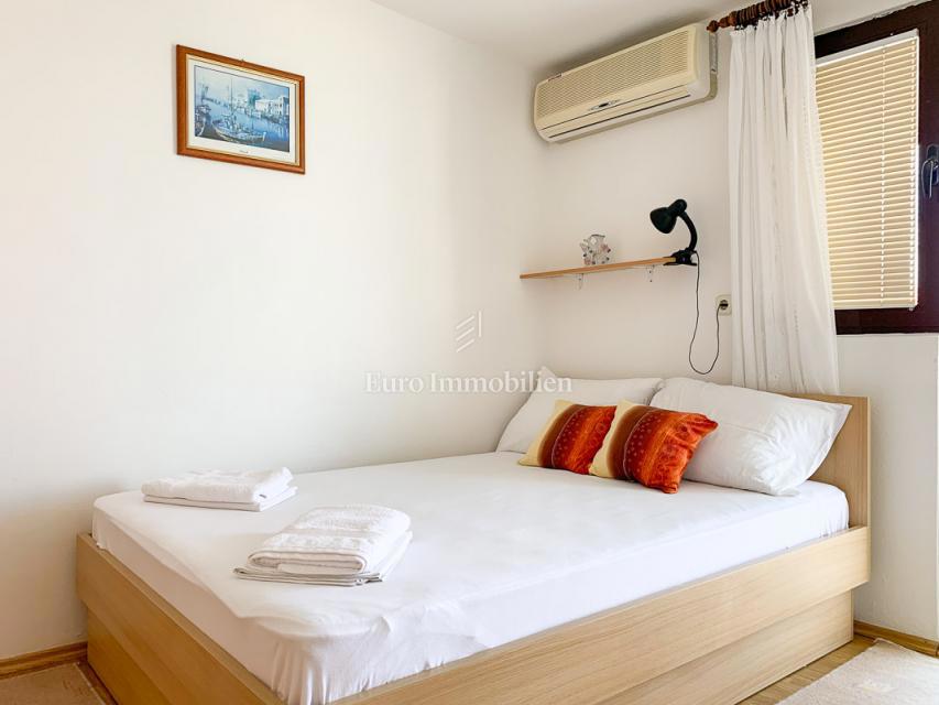 Živogošće - hiša s 7 apartmaji v bližini plaže