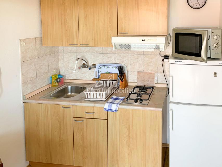 Živogošće - hiša s 7 apartmaji v bližini plaže