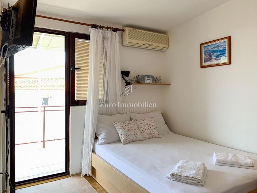 Živogošće - hiša s 7 apartmaji v bližini plaže