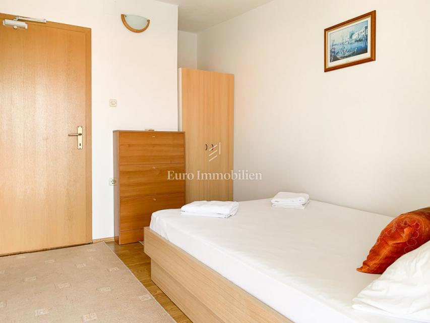 Živogošće - hiša s 7 apartmaji v bližini plaže