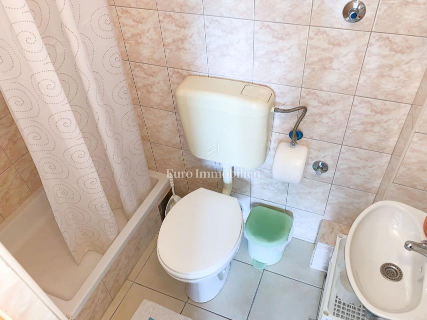 Živogošće - hiša s 7 apartmaji v bližini plaže