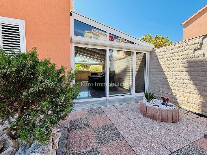 Novalja - apartma v pritličju z veliko teraso