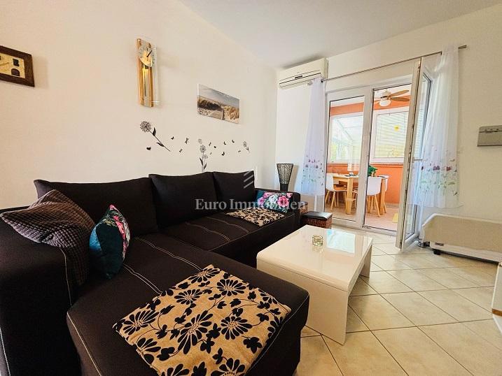 Novalja - apartma v pritličju z veliko teraso
