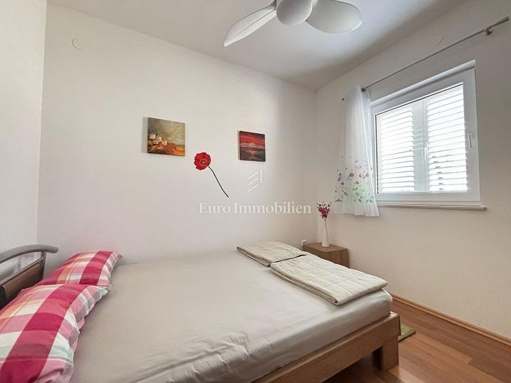Novalja - apartma v pritličju z veliko teraso