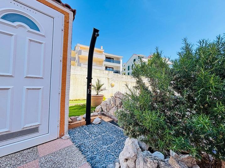 Novalja - apartma v pritličju z veliko teraso