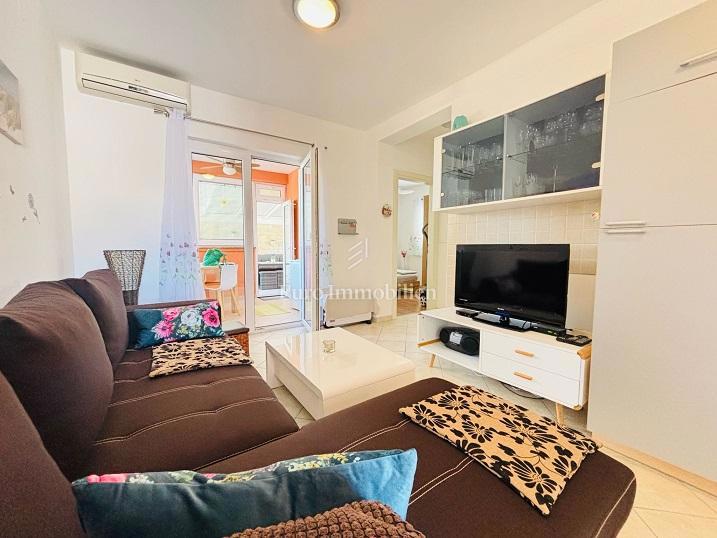 Novalja - apartma v pritličju z veliko teraso