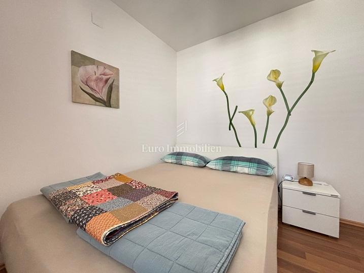 Novalja - apartma v pritličju z veliko teraso