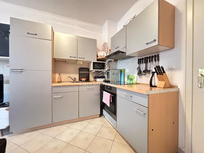 Novalja - apartma v pritličju z veliko teraso