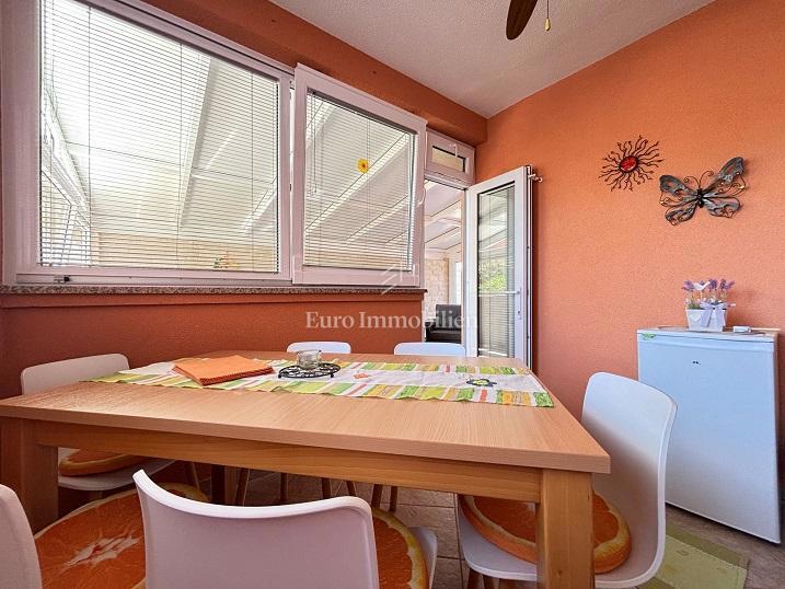 Novalja - apartma v pritličju z veliko teraso