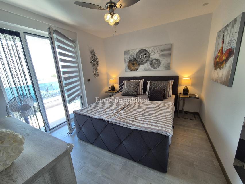 Apartma z bazenom in pogledom na morje