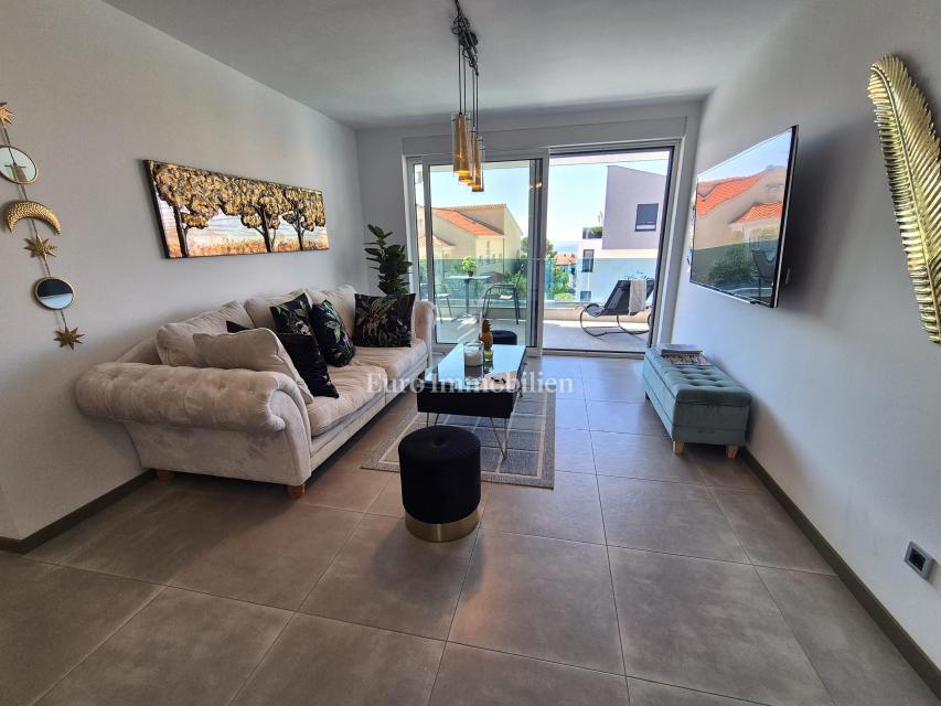 Apartma z bazenom in pogledom na morje