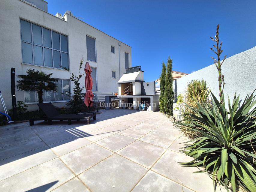 Apartma z bazenom in pogledom na morje
