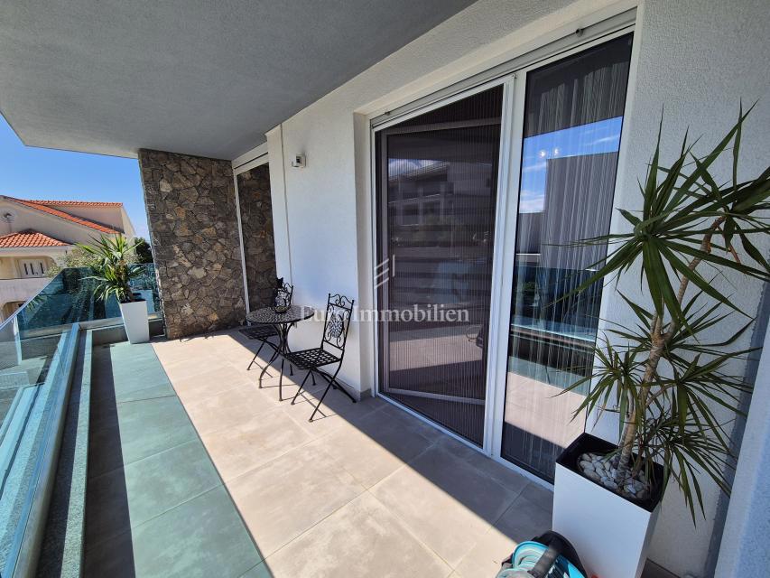 Apartma z bazenom in pogledom na morje