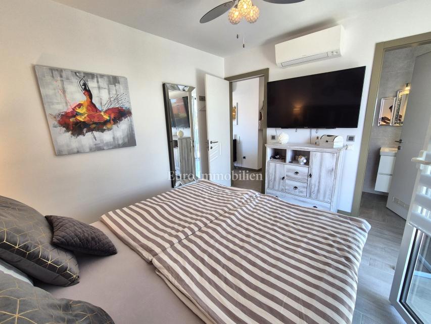 Apartma z bazenom in pogledom na morje