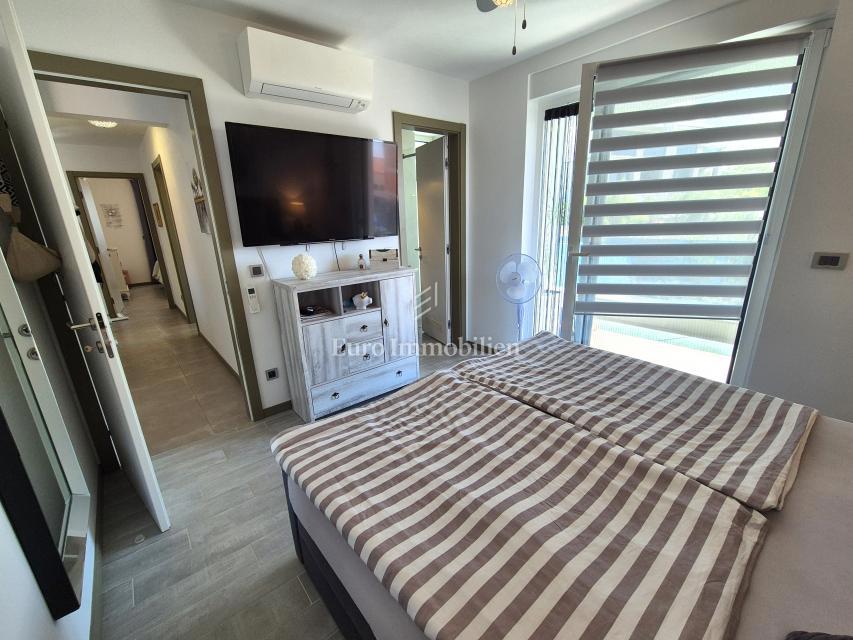 Apartma z bazenom in pogledom na morje
