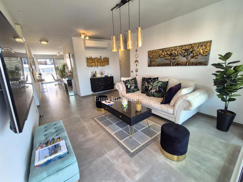 Apartma z bazenom in pogledom na morje