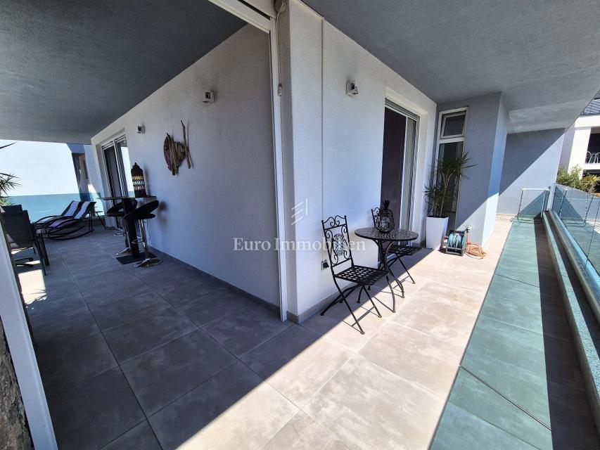 Apartma z bazenom in pogledom na morje
