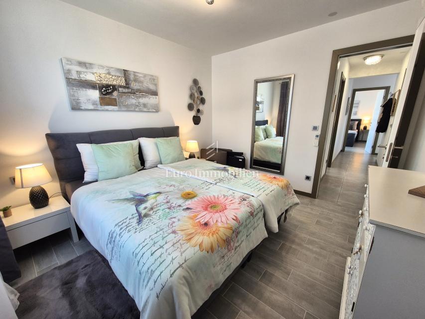 Apartma z bazenom in pogledom na morje
