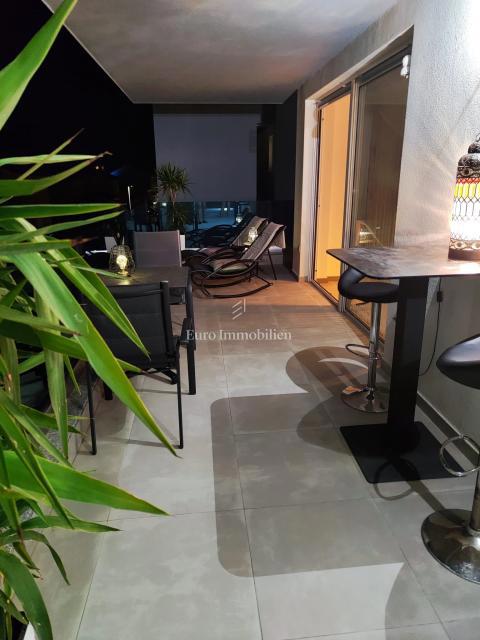 Apartma z bazenom in pogledom na morje