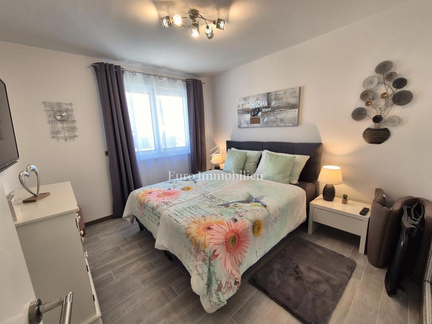 Apartma z bazenom in pogledom na morje