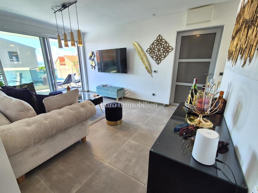 Apartma z bazenom in pogledom na morje