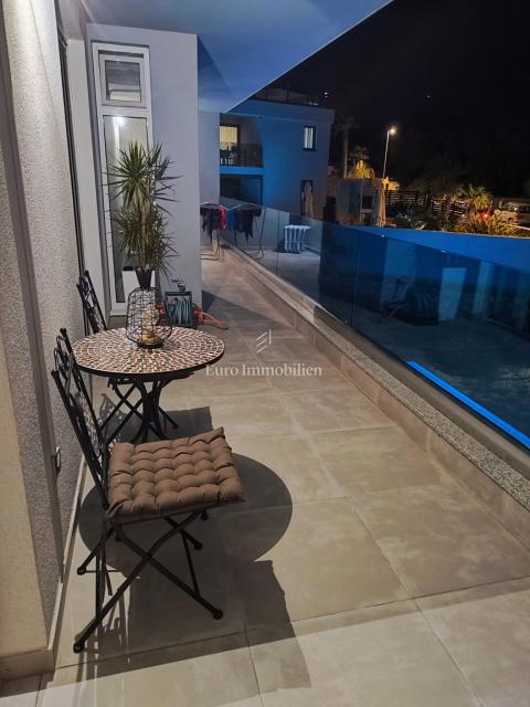 Apartma z bazenom in pogledom na morje