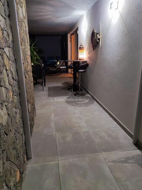 Apartma z bazenom in pogledom na morje