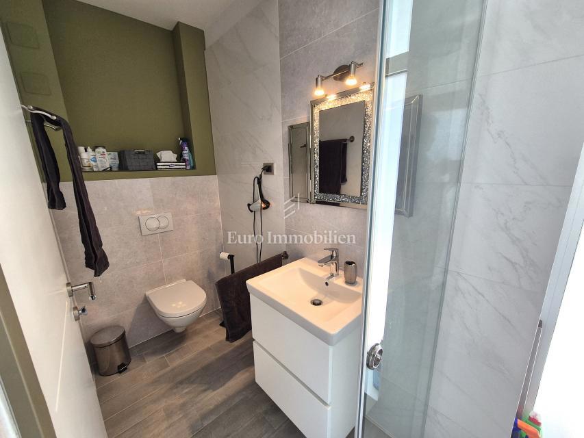 Apartma z bazenom in pogledom na morje