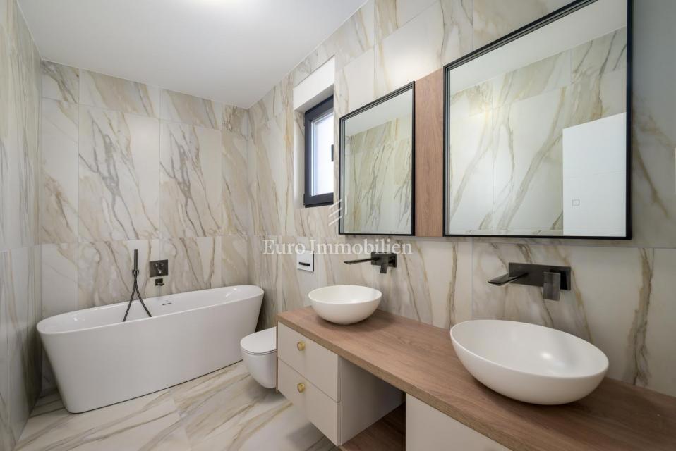 Rovinj - novogradnja z bazenom
