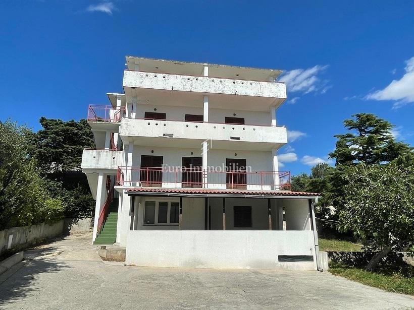Novalja - hiša s 7 apartmaji in pogledom na morje